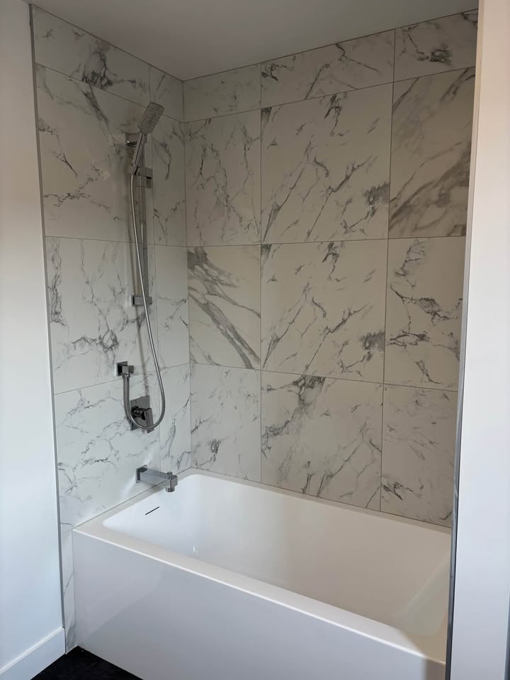 Bain-douche dans un appartement de l'immeuble L'Horizon.